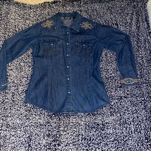 Women’s size Medium Wrangler western shirt